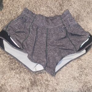 Lulu lemon low rise hotty hot shorts 2.5”
